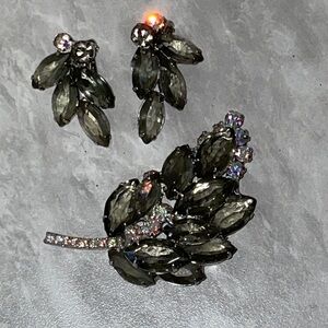 Juliana D&E DARK GREY SMOKE VINTAGE RHINESTONE LEAF BROOCH & EARRINGS 2.5”